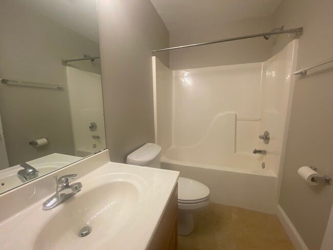 Building Photo - 2 Bedroom Ashton Estates Townhouse- Availa...