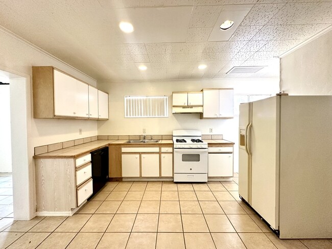 Building Photo - Gigantic Yard 2 Bedroom with Washer/Dryer,...