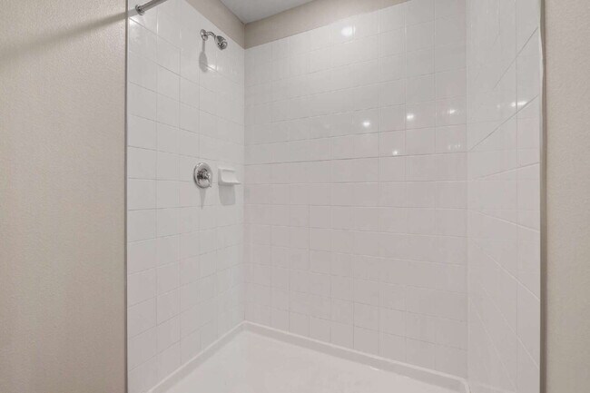 Building Photo - "Spacious 5-Bedroom Retreat in Tampa with 2.5 Baths and 2,215 Sq Ft of Comfort!"