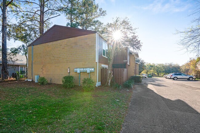 Building Photo - 2 Bed 1.5 Bath Condo