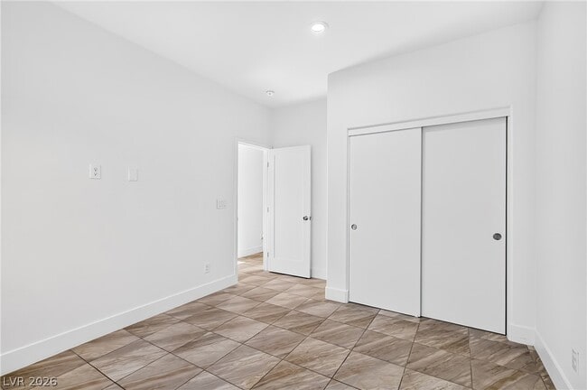 Building Photo - 4078 E Welter Ave