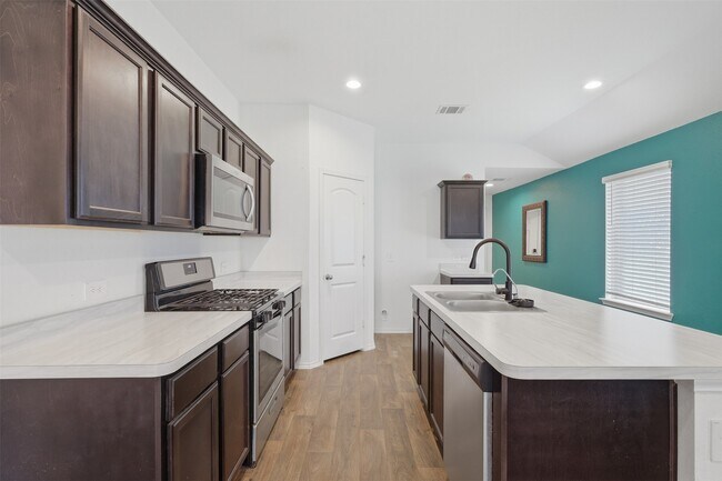 Building Photo - 16826 Short Pnes Dr