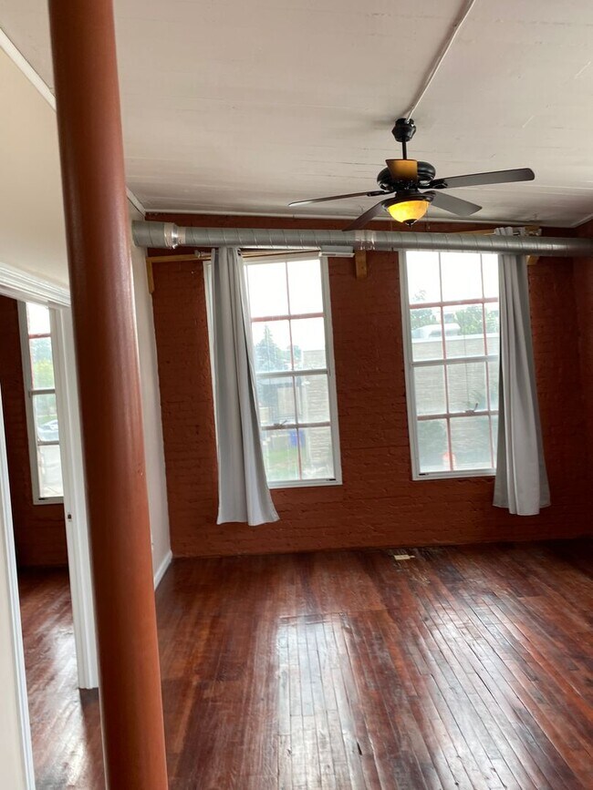 Building Photo - 2 bed 2 bath industrial style apartment *Short Term Rental*