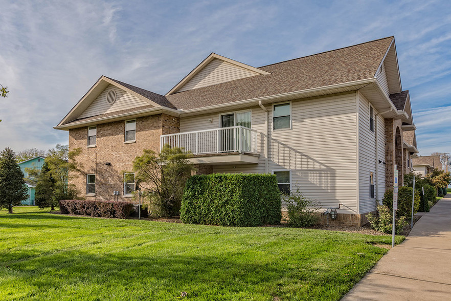 Building Exterior - Laurel Springs Apartments