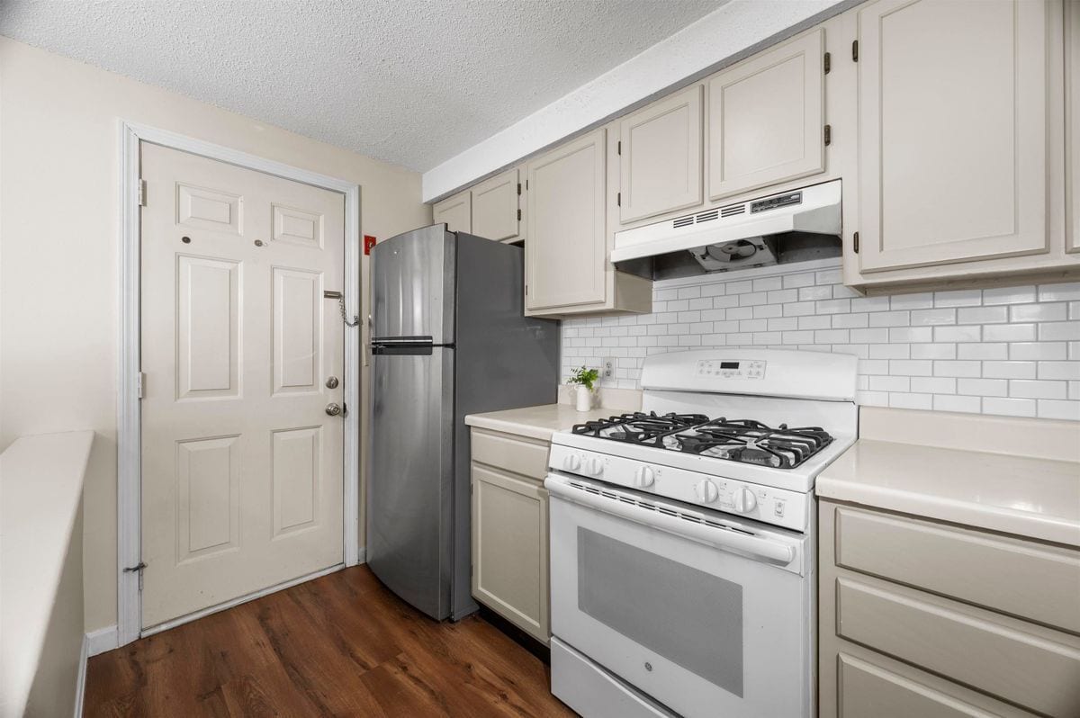 Building Photo - 50 Brookside Dr
