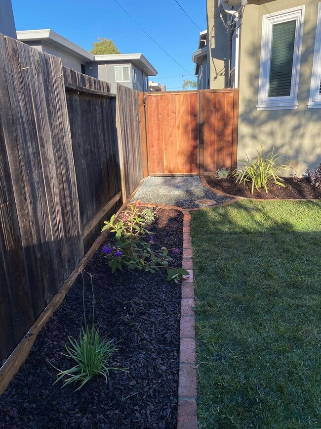 Building Photo - 616 N Claremont St