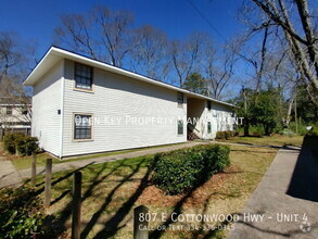 Building Photo - This cozy 2-bedroom & 1-bath apartment in ...