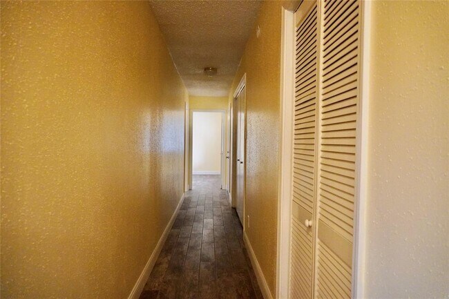 Building Photo - 10519 Sagetrail Dr