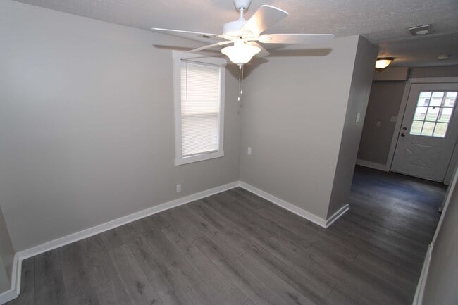 Building Photo - Quaint 2 Bedroom 1 Bathroom Ranch