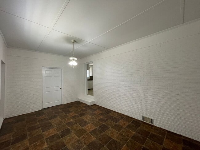 Building Photo - Freshly painted 3 bedroom 1.5 bath house with very large yard!  Pet Friendly!
