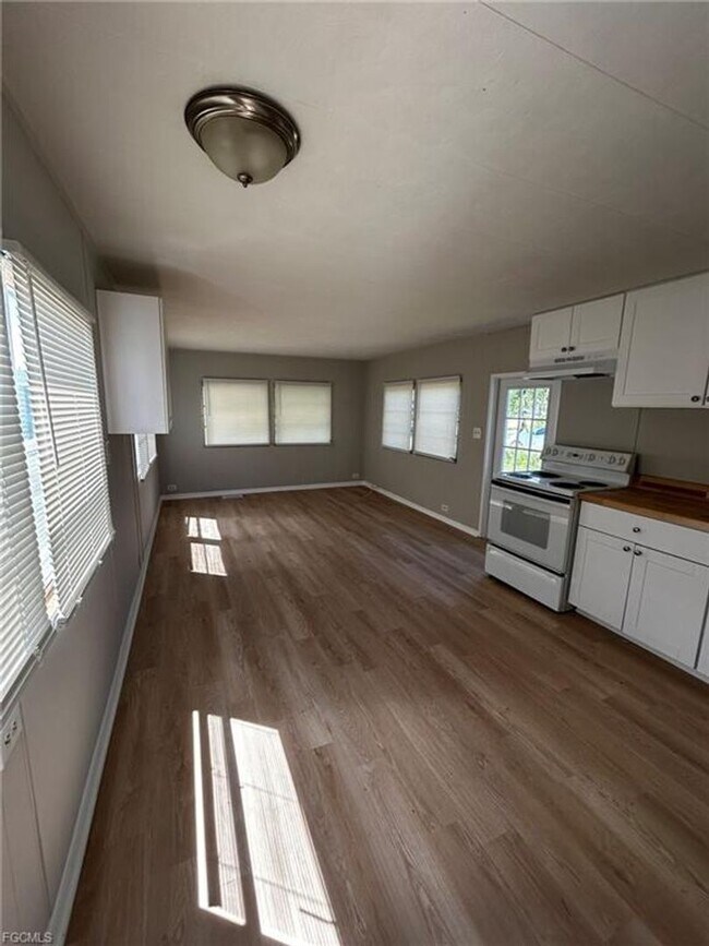 Building Photo - Imperial Harbor Home - First Month Rent FREE!