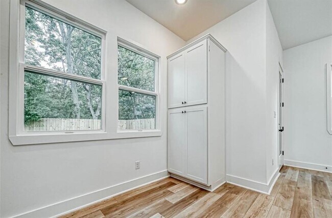 Building Photo - 8405 Schneider St