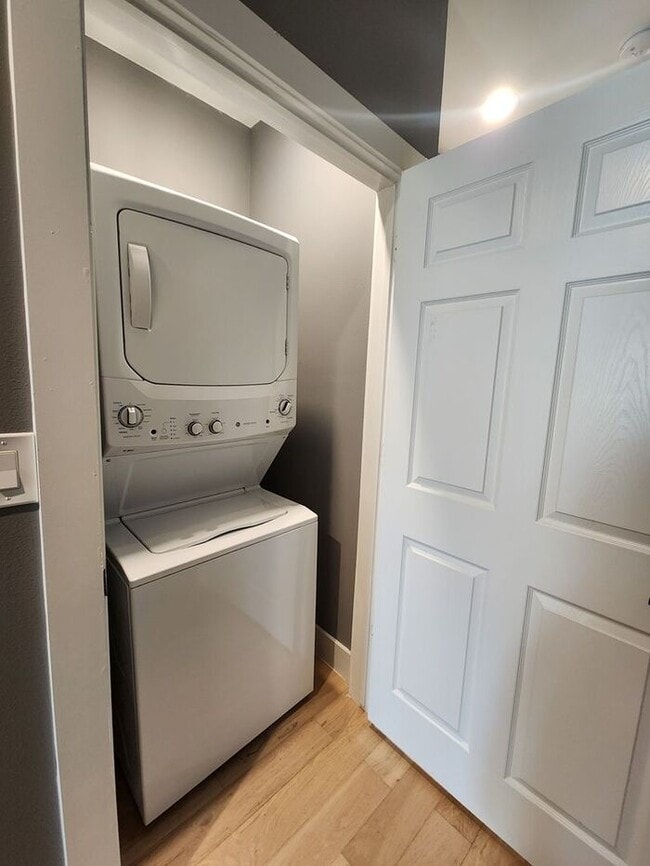 Building Photo - 2BR/1BA Remodeled Duplex w/ In-Unit W/D in Oak Cliff