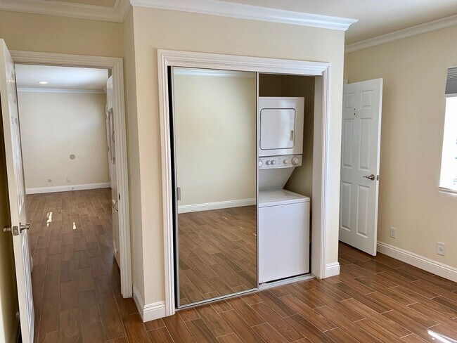 Building Photo - Luxury Upstairs 2 Bedroom Apartment in La ...