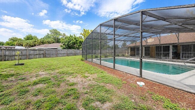 Building Photo - 35025 Raintree Dr