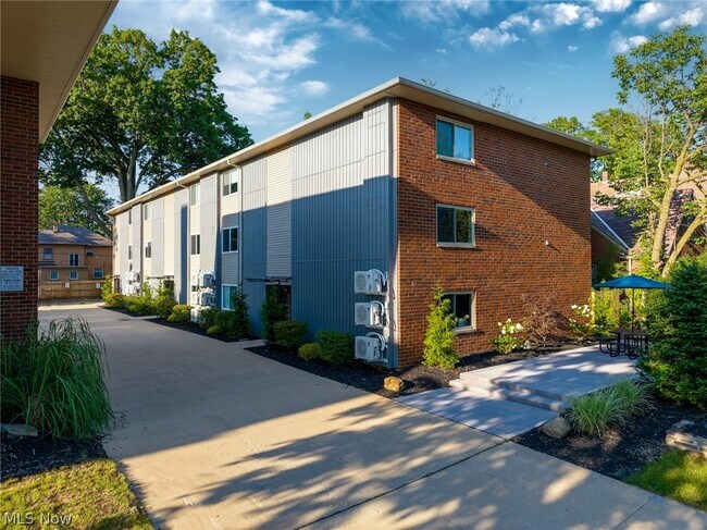 Building Photo - 10524 Clifton Blvd