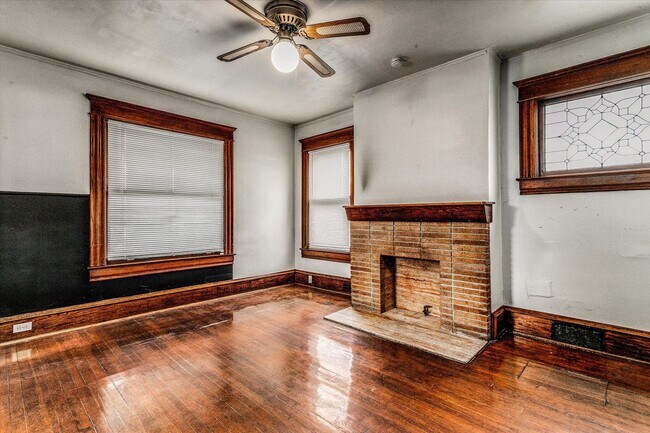 Building Photo - 912 E 31st St