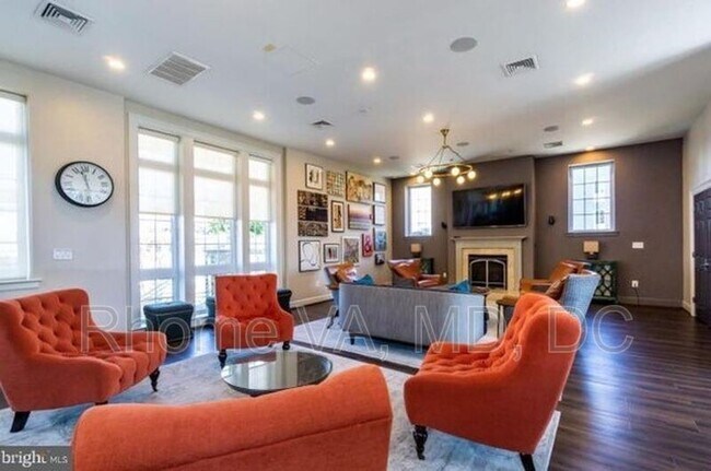 Building Photo - 4115 S Four Mile Run Dr