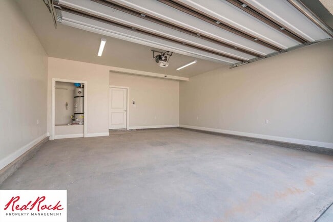 Building Photo - Beautiful Townhome in Hurricane Heights!