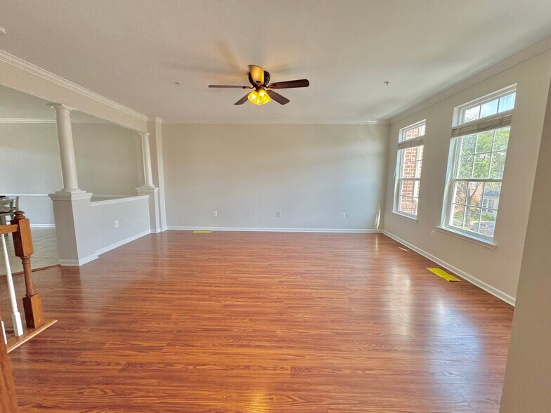 Living room - 25530 Joy Ln
