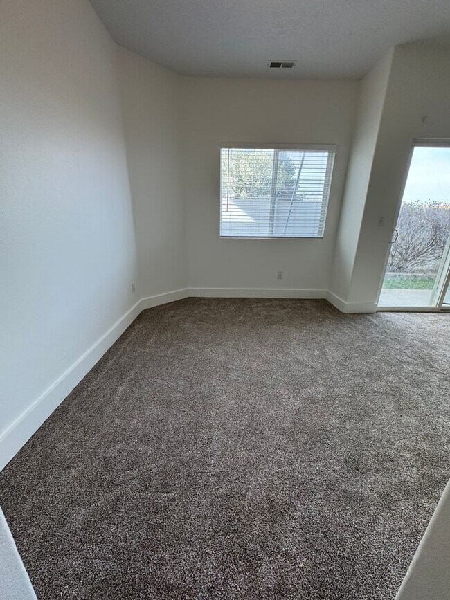 Building Photo - Amazing Riverton Townhome in Aspen Springs!