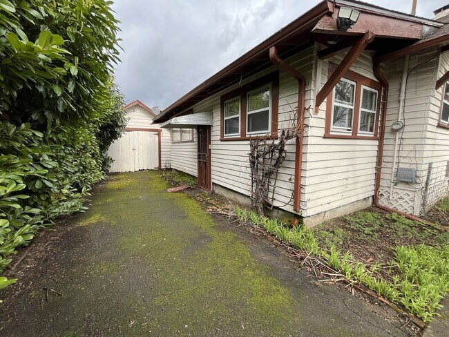 Building Photo - Character-Filled 2-Bedroom Home with Vintage Charm & Bright Living Spaces