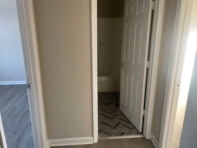 Building Photo - 2 BR 1 BA Duplex