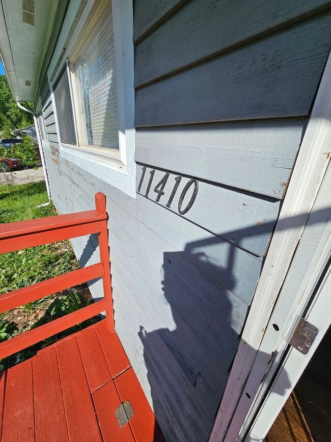 Building Photo - 4 bedroom 2 bath, must see inside!