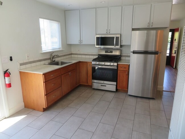 Building Photo - Beautiful 2 bed 1 bath end unit Townhome i...