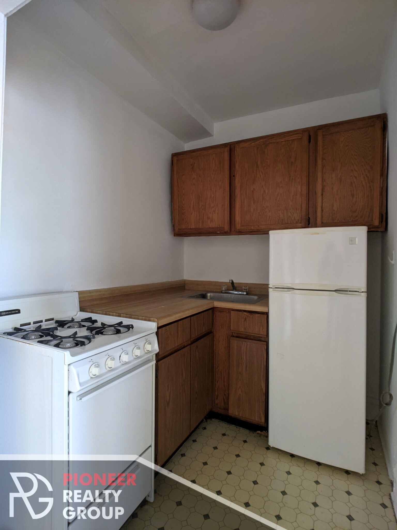 Building Photo - 711 W Belmont Ave