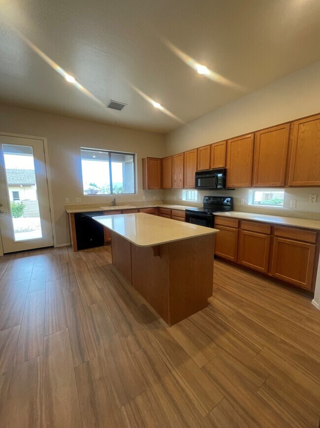 Building Photo - 5649 N Bentley Ct
