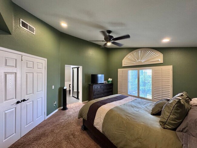 Building Photo - Beautiful 4 Bedroom Pool Home with Solar i...