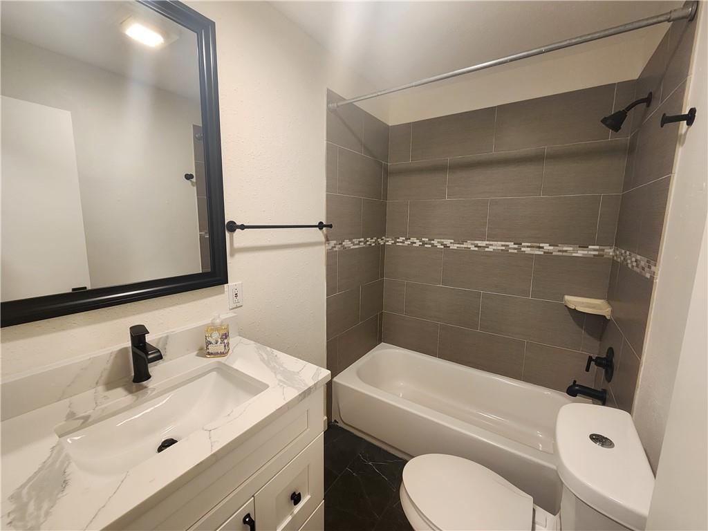 Building Photo - 610 W 35th St