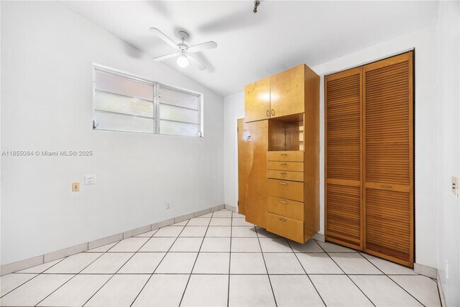 Building Photo - 7041 SW 63rd Ct