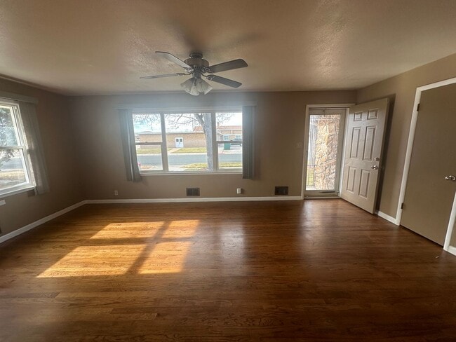 Building Photo - Four Bedroom, Two Bathroom, Pet Friendly H...