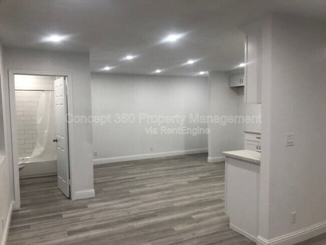 Building Photo - 1327 W Parade St