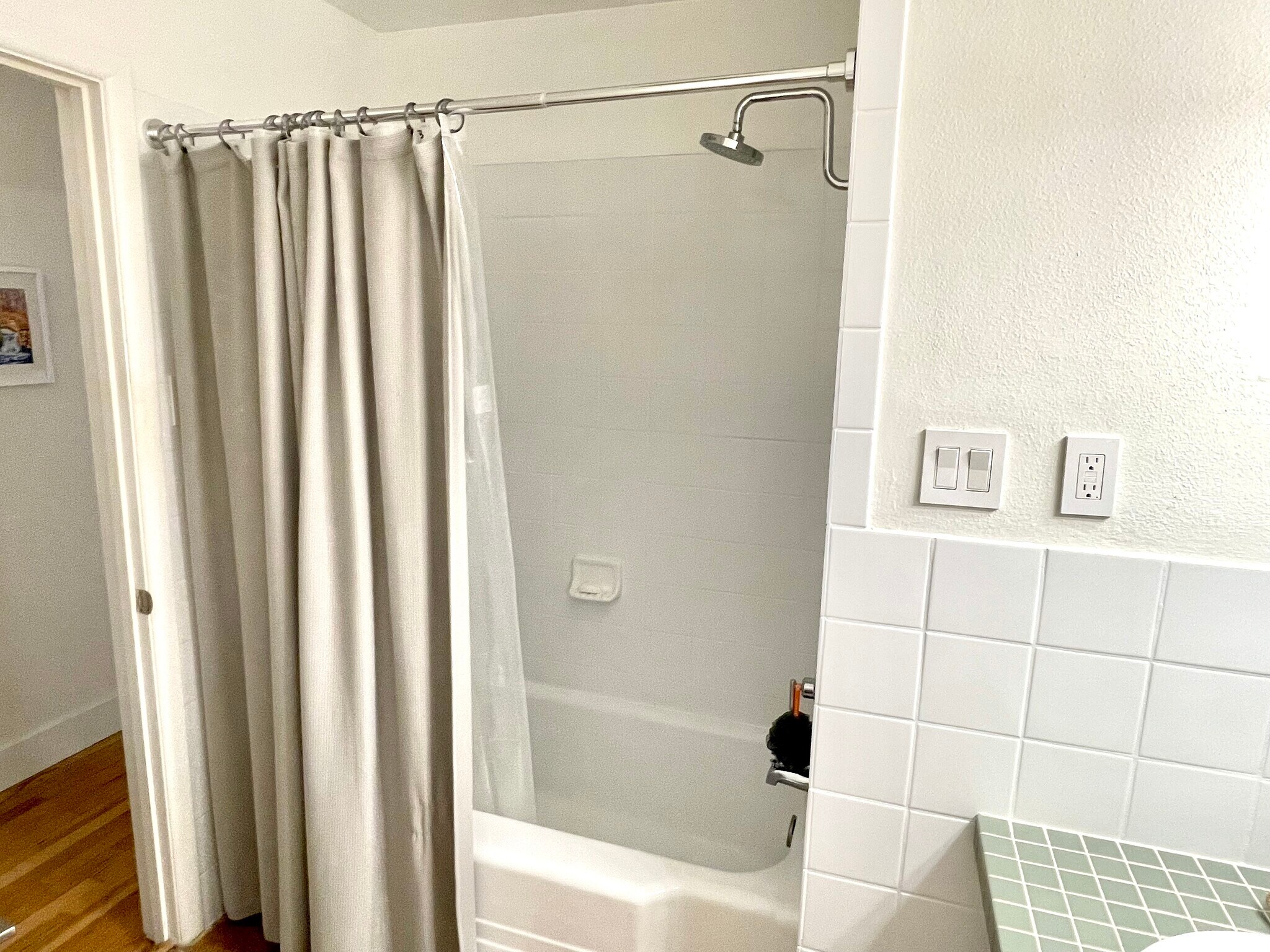 Hall Bathroom - 800 Dale Dr