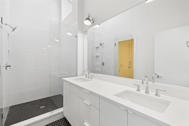 Building Photo - Modern 2-Bed Townhome with Attached 2-Car Garage & Balcony near Lower Greenville