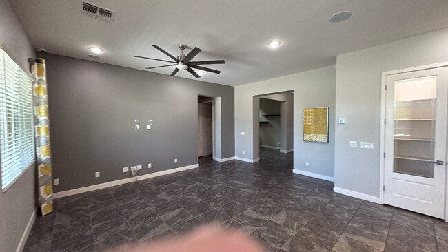 Building Photo - 5 bedroom 3.5 bath in Goodyear
