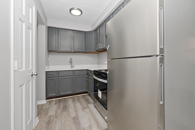 Interior Photo - 7806-7812 S Troy