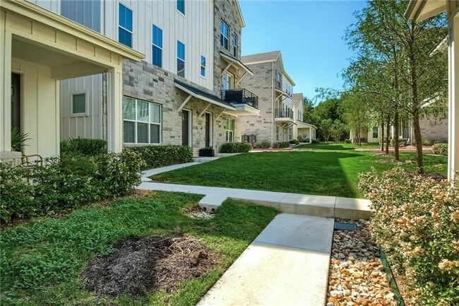 Building Photo - 2624 Metcalfe Rd