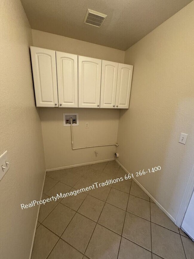 Building Photo - charming 3+2 in Lancaster