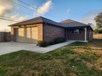 Building Photo - 3 Bed/2 Bath-Ready for Move in