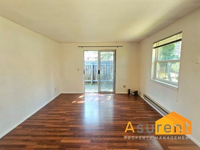 Building Photo - Charming 4-Plex 2 Bedroom 1 Bathroom Unit Available Soon!