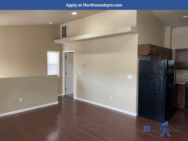 Building Photo - Nice 2 Bedroom 2 Bathroom 2 Story-Town Home-White City