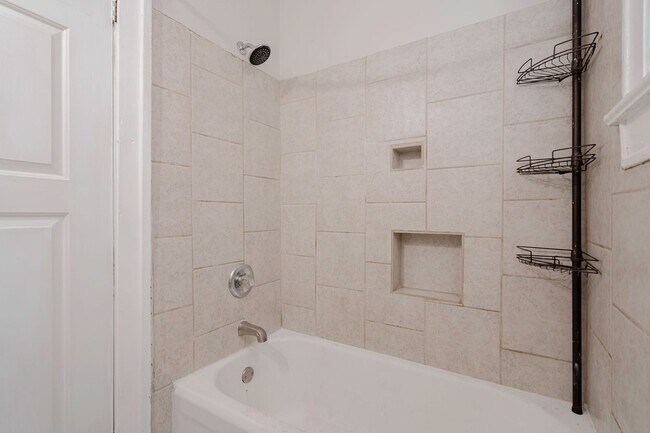 Building Photo - Charming 1 Bedroom Apartment - Section 8 A...