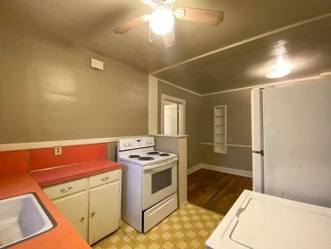 Building Photo - 1 bedroom, living dining den near Central and Highland
