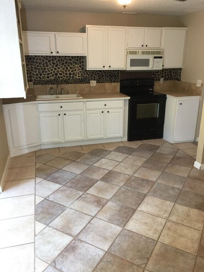 Building Photo - 3/2/1 in Deland