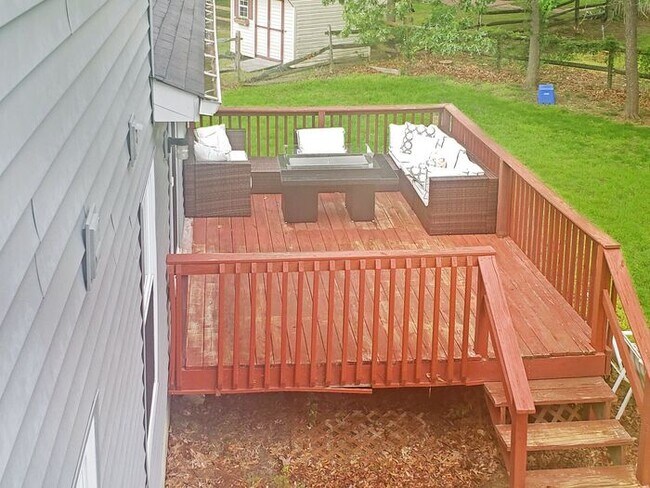Building Photo - Charming 3-Bedroom, 2.5 Bath SFH with Fron...