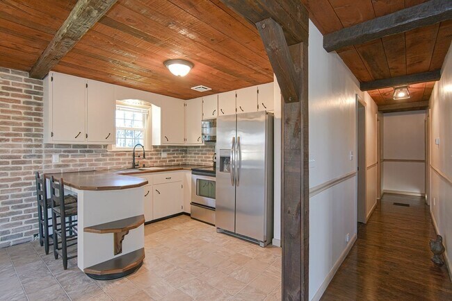 Building Photo - 110 Oswego St